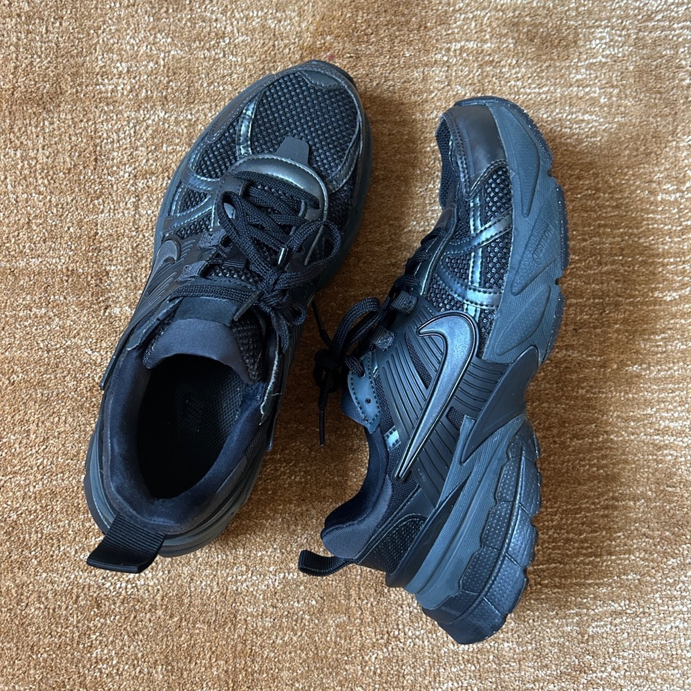 Nike V2K women’s sneakers, size 8